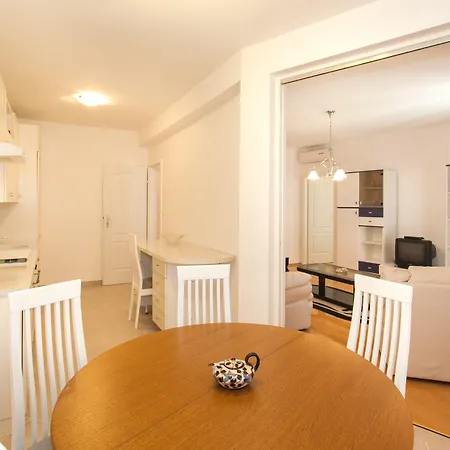 Apartment Three Wells *
